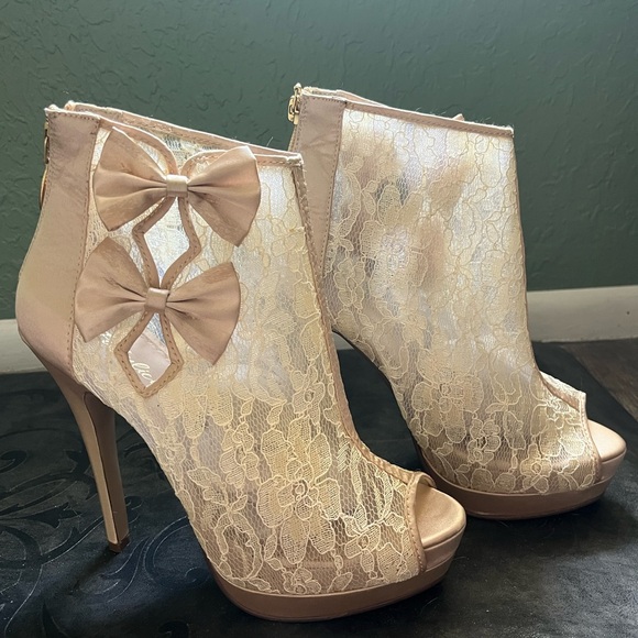 Heels - Picture 1 of 8